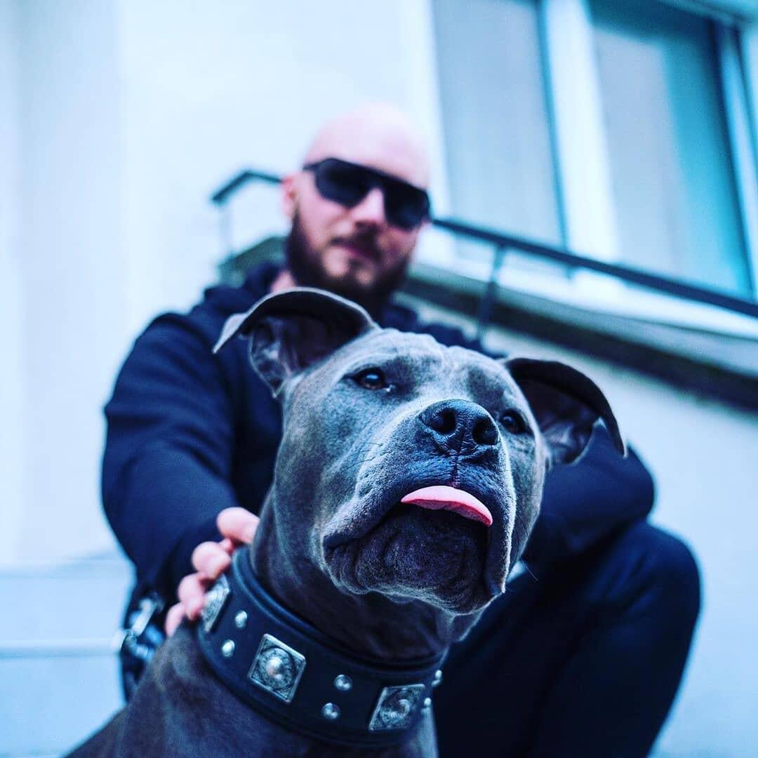 Le collier « Eros » entièrement noir mesure 6,35 cm de large.